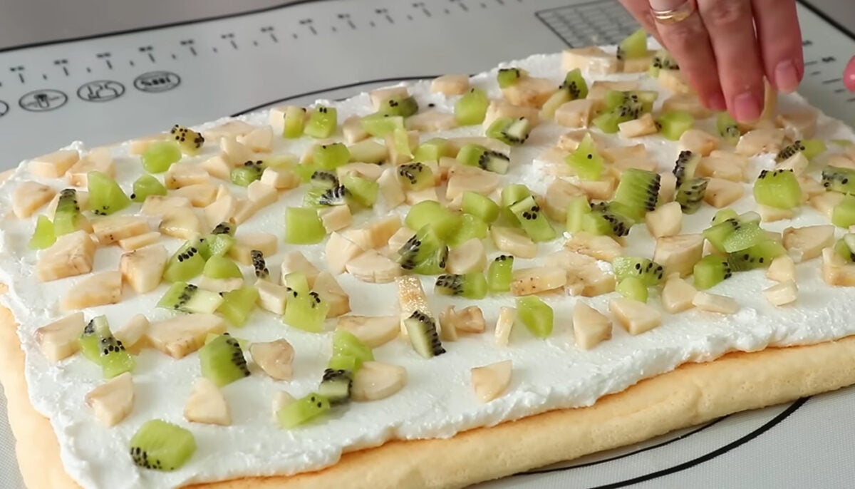 Дієтичний бісквітний рулет на Великдень