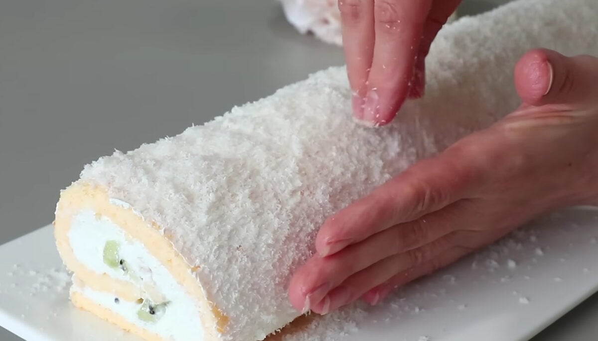 Дієтичний бісквітний рулет на Великдень