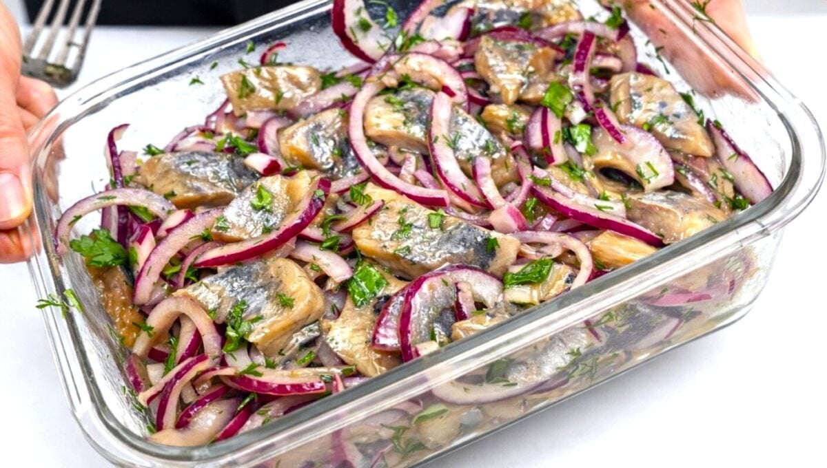 Готую так вже багато років: цей маринад для оселедця за 10 хв змінює смак до невпізнання