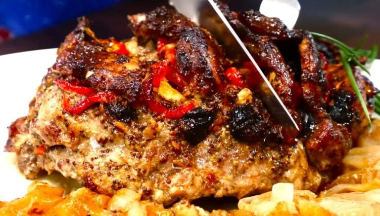 М'ясо з чорносливом в духовці, як з ресторану: випросила рецепт на весіллі і тепер готую на всі свята