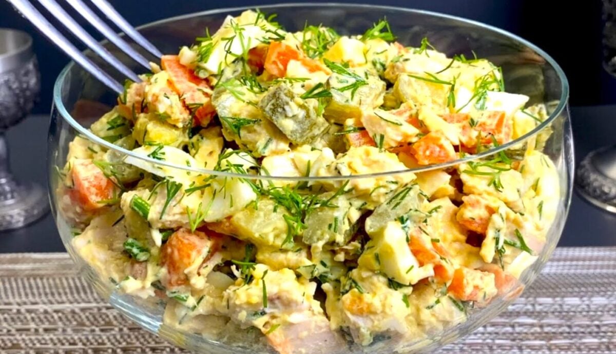 Салат без майонезу, який вийшов смачніший, ніж очікувала - жодне свято без нього не обходиться