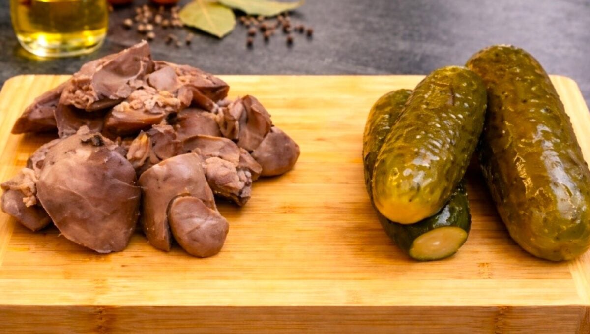 Спробувала у свекрухи на Вербну неділю і попросила рецепт: цей салат з печінки буду готувати на Великдень