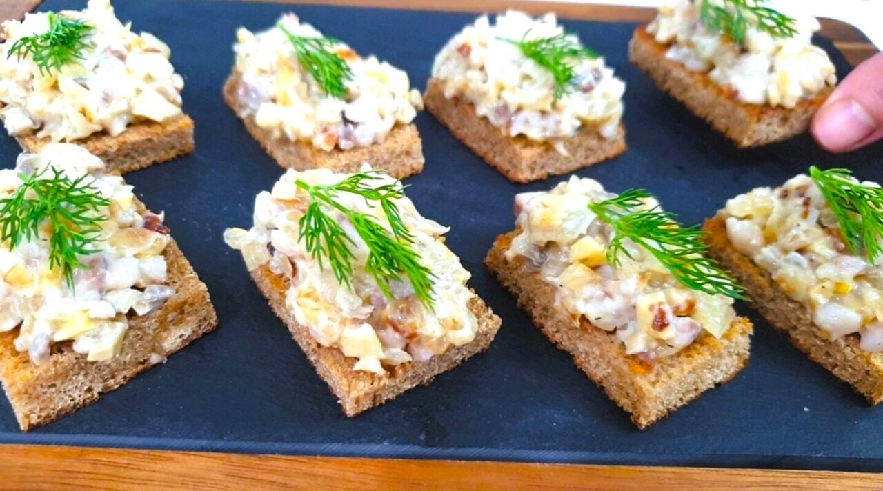 Намазка з оселедця "Смачніше за ікру": бюджетна закуска, яку з’їдять за хвилини