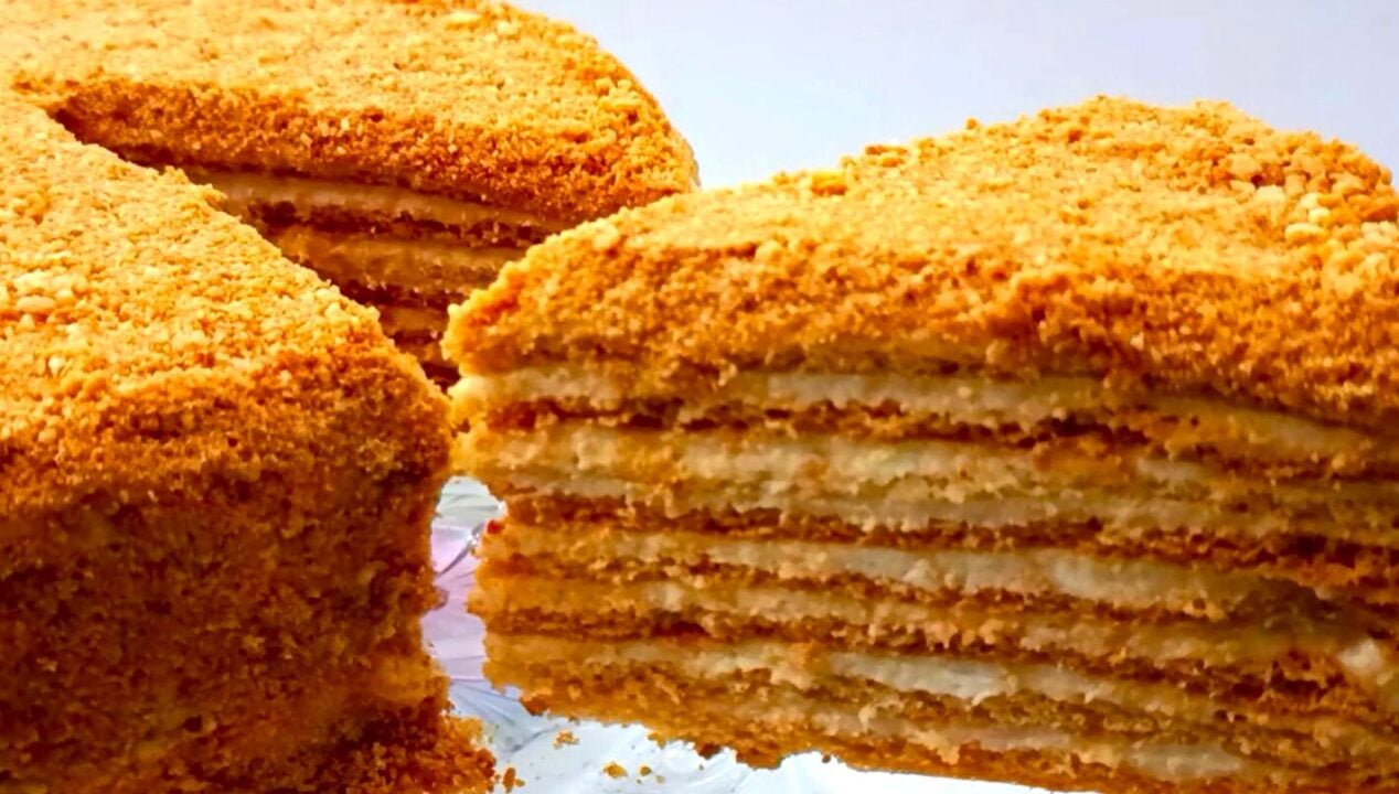 Печу на Провідну неділю: Медівник за сімейним рецептом - з'їдають першим з святкового кльошу