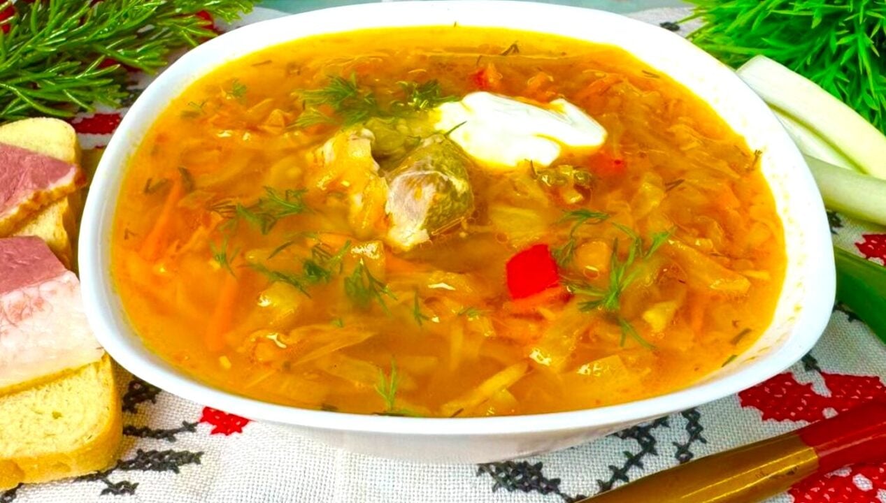 Бабусин весняний борщ з молодою капустою і квасолею! Один інгредієнт - і смак, як у дитинстві