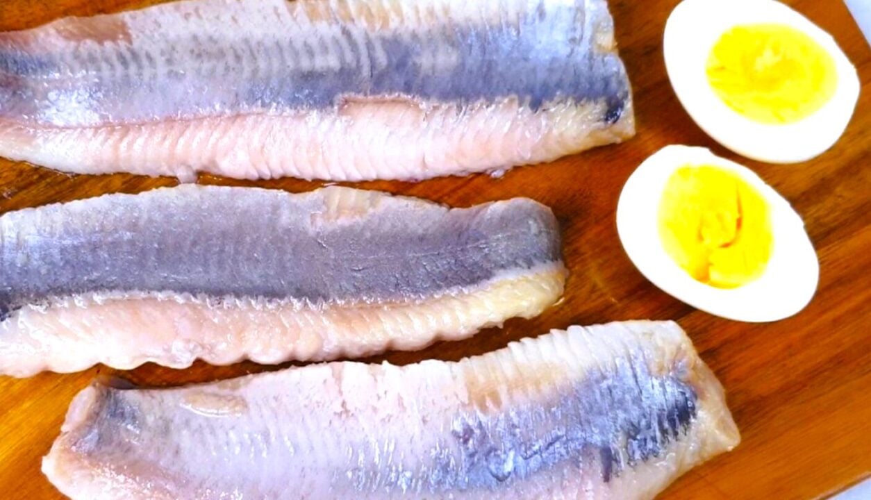 Салат, який "затьмарює Шубу": просто закохалась в цей рецепт з оселедцем