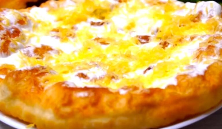 Печу замість пиріжків, тісто настільки м'яке і ніжне, навіть качалка не знадобиться! "Лангош" - з'їдають вмить не встигає охолонути