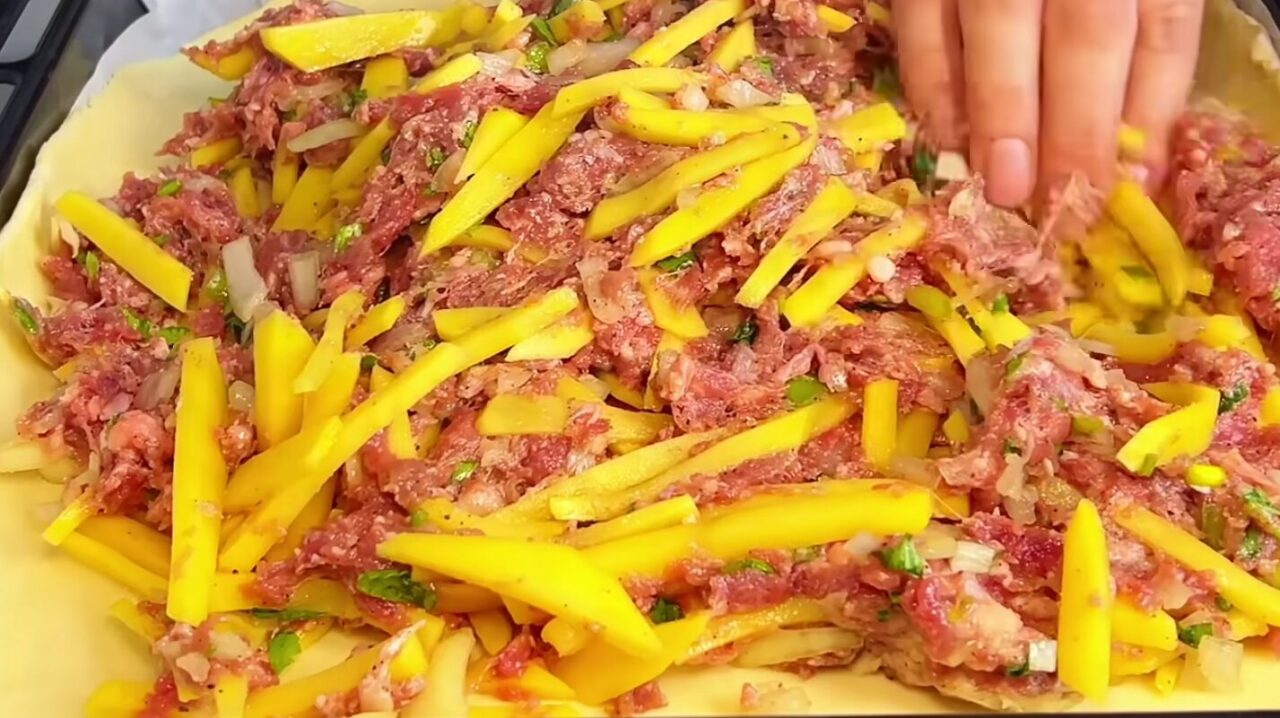 пиріг з картопляно-м'ясною начинкою