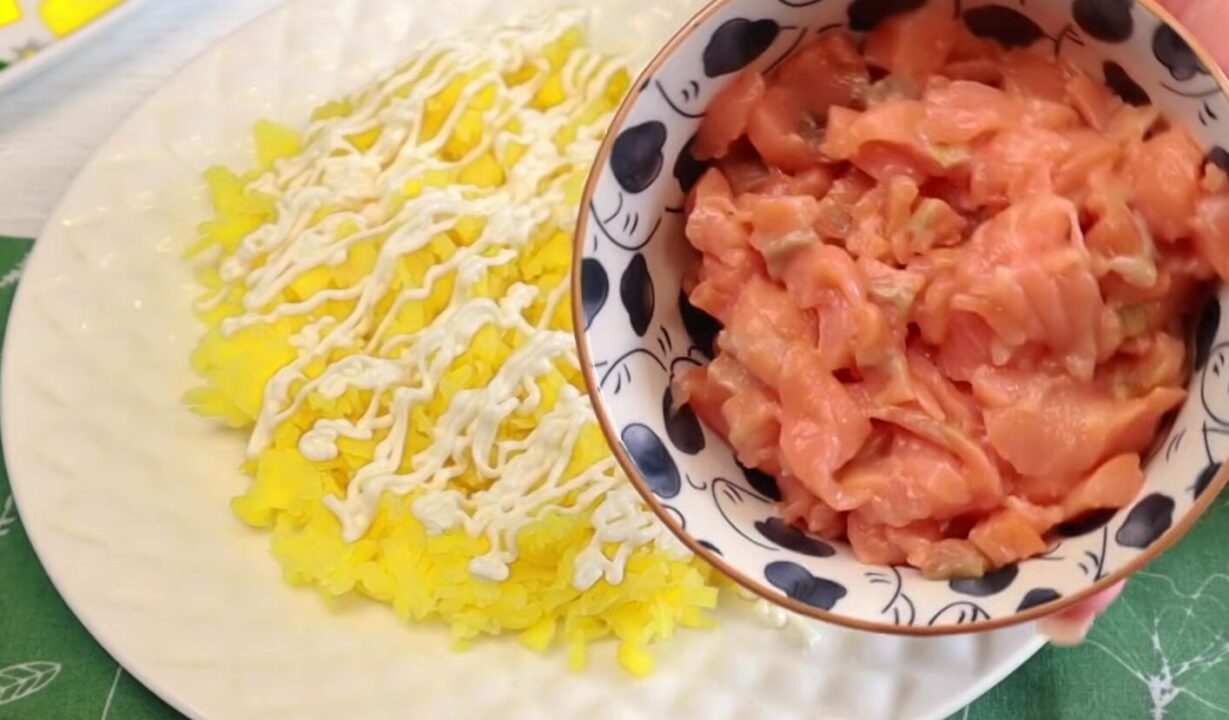 салат Кульбаба з червоної риби і яєць