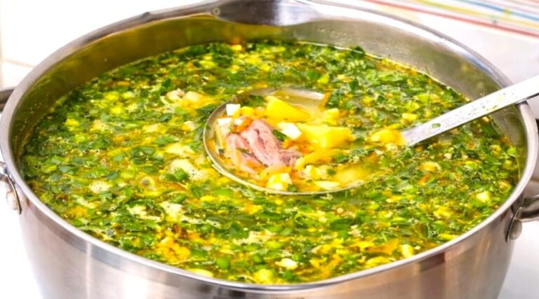 Коли після пасок і холодцю хочеться "ріденького": зелений борщ зі щавлем - 1 секрет, щоб вийшов ідеальним