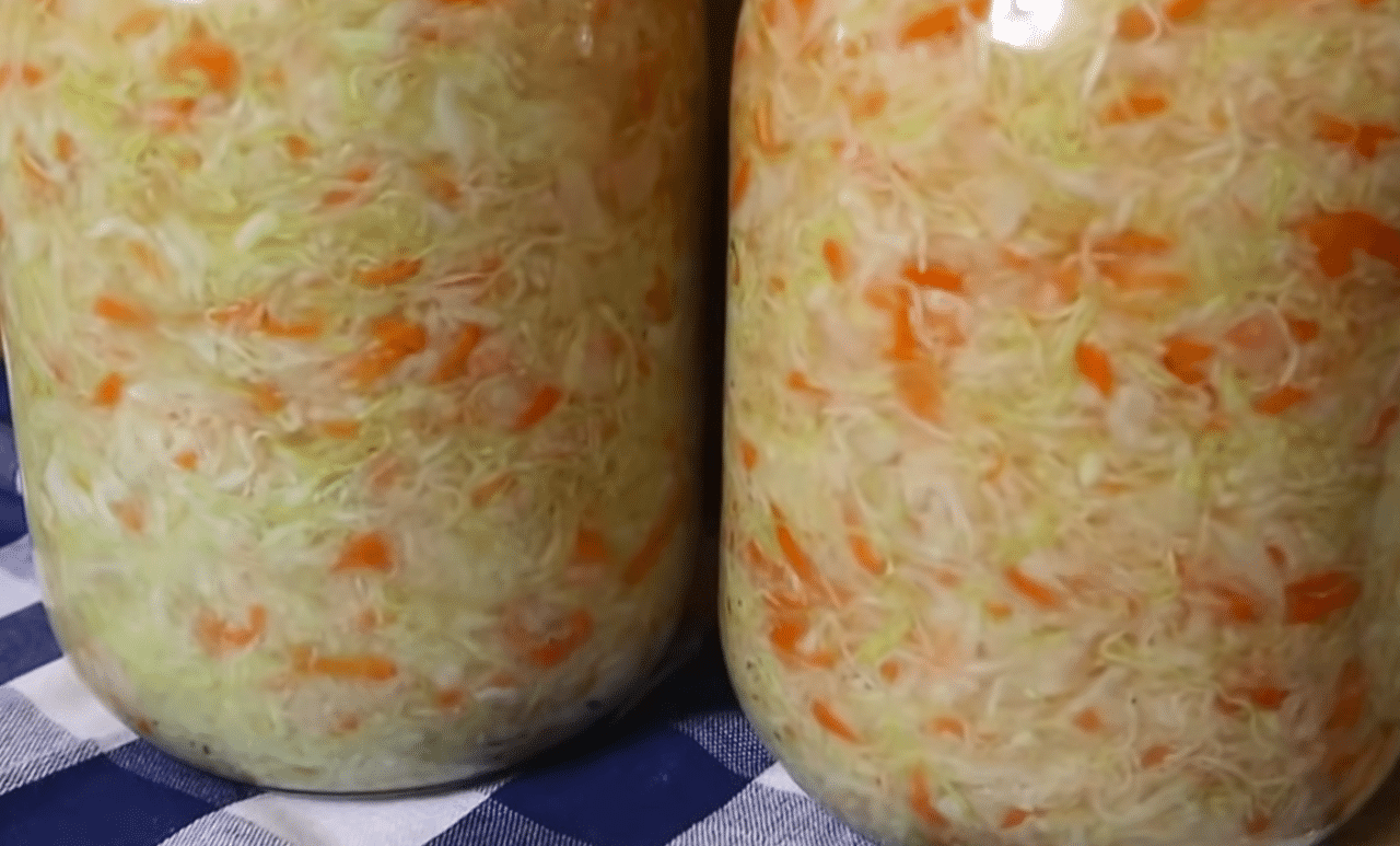 Квашу капусту одразу по 30 банок: на 1 кг - 20 г солі, сік виділяється одразу, а капуста хрумка, як 100 років тому