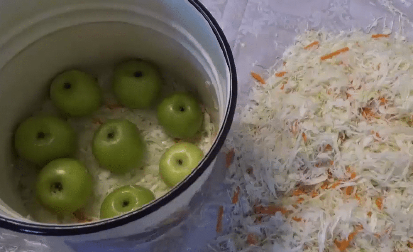 квашена капуста з яблуками