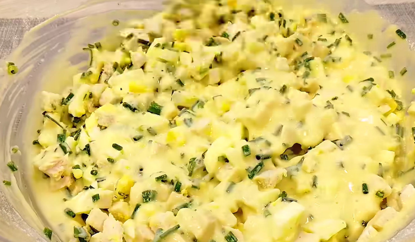 заливний пиріг з куркою та яйцем на сковороді