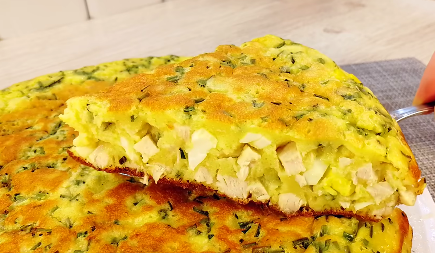 заливний пиріг з куркою та яйцем на сковороді