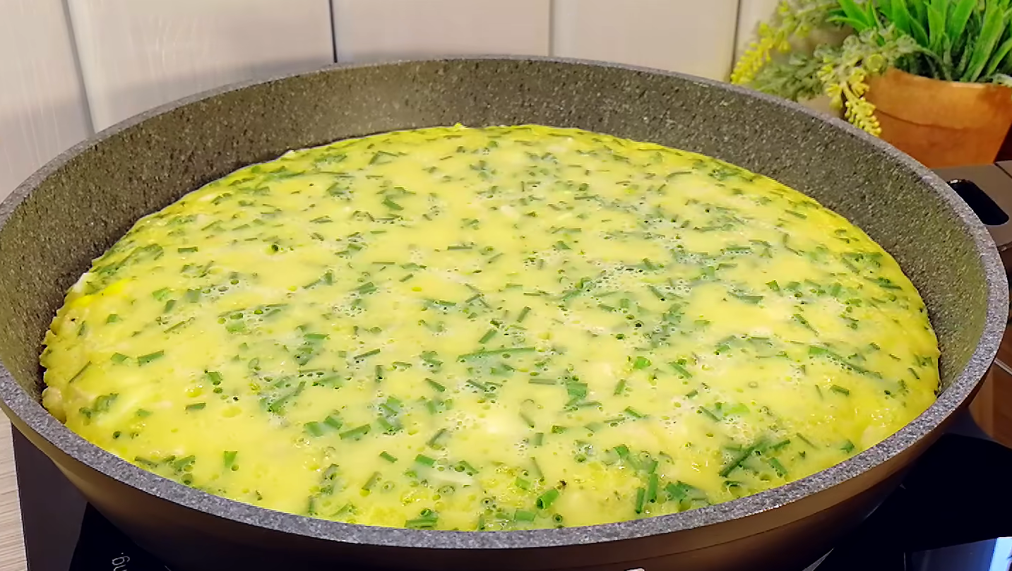 заливний пиріг з куркою та яйцем на сковороді
