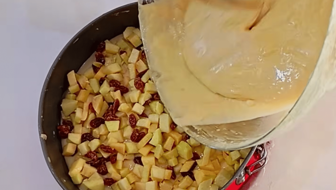 яблучний пиріг з родзинками