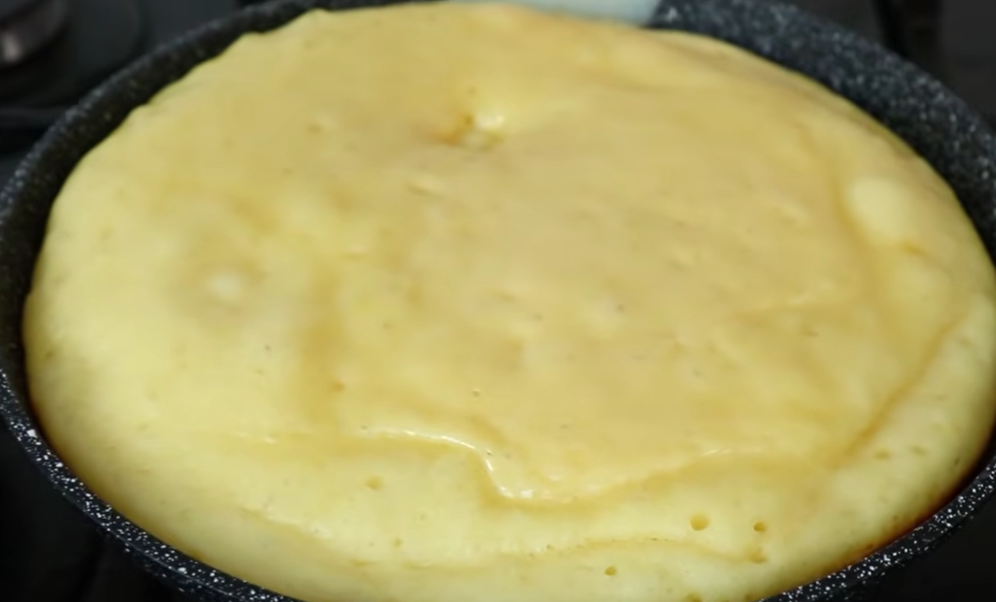 яблучний пиріг на сковороді рецепт