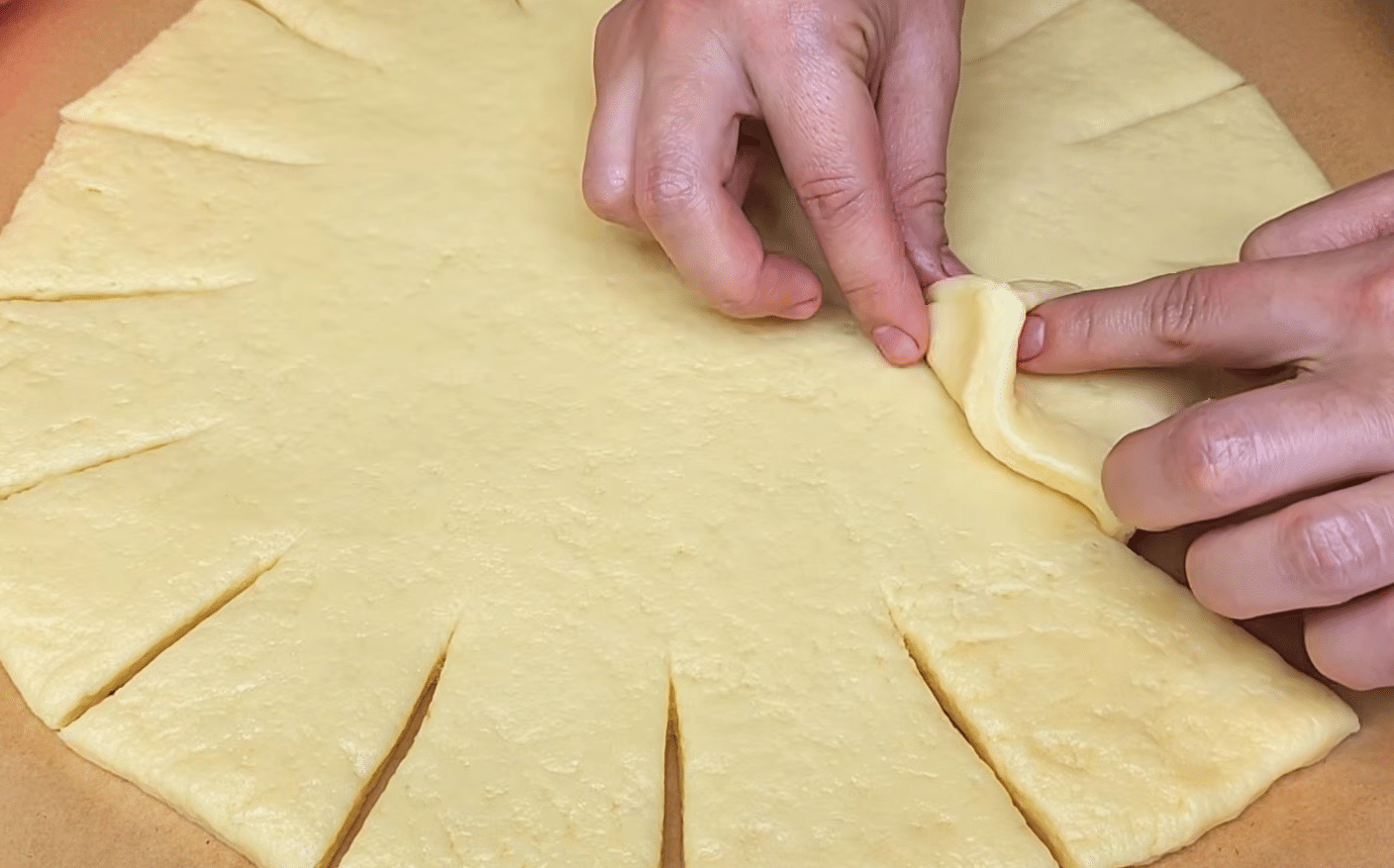 яблучний пиріг з горіхами та корицею