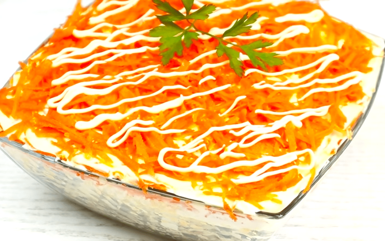 Майже як "Шуба", тільки з куркою: салат "Застільний" із простих продуктів - хоч на свято, хоч щодня