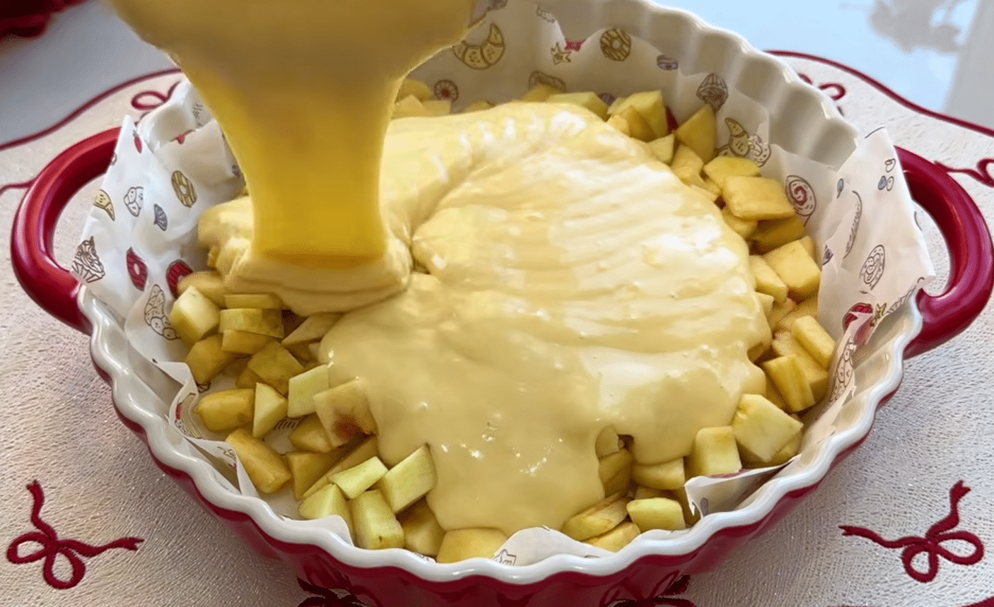 яблучна шарлотка з сирною начинкою