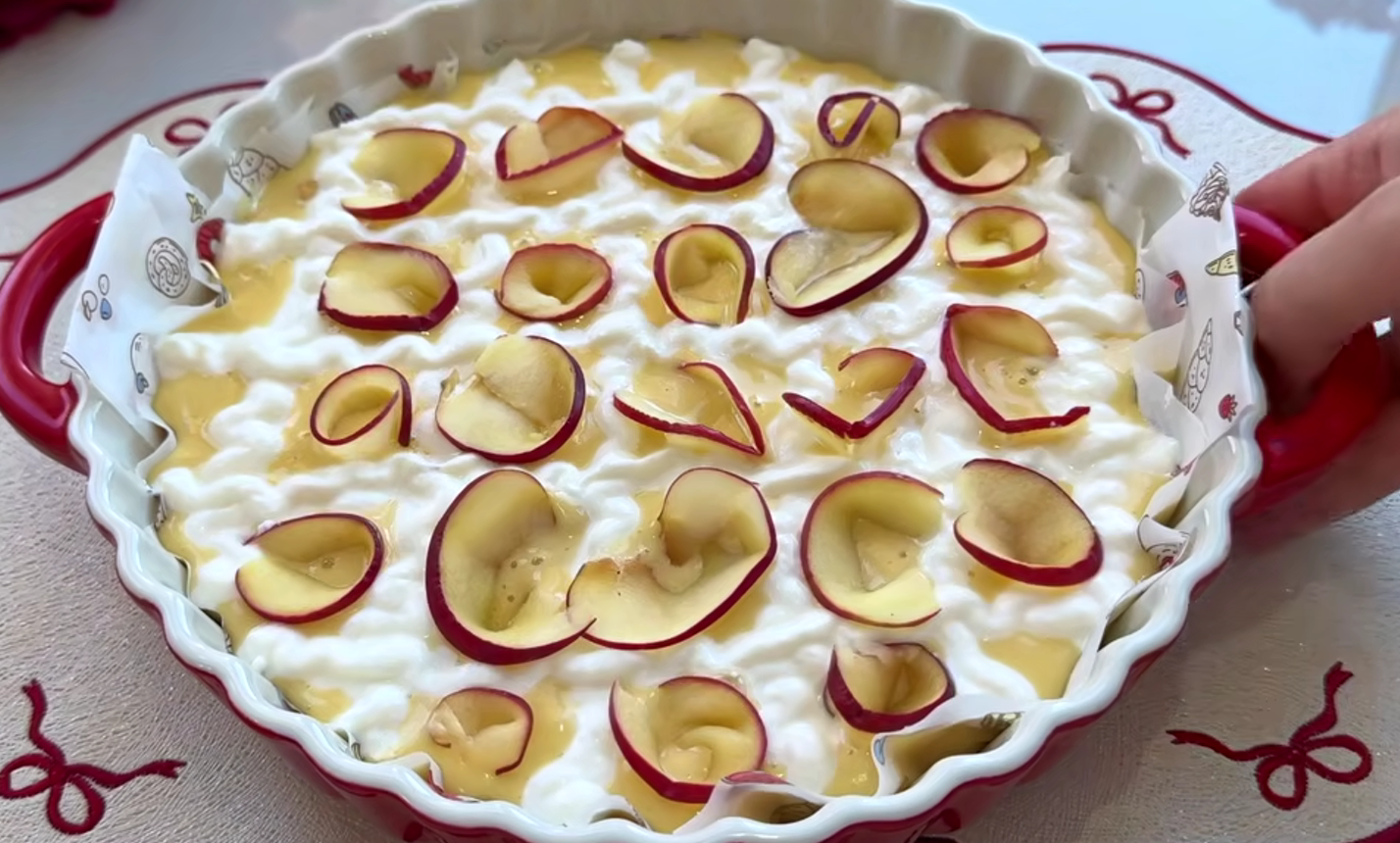 яблучна шарлотка з сирною начинкою